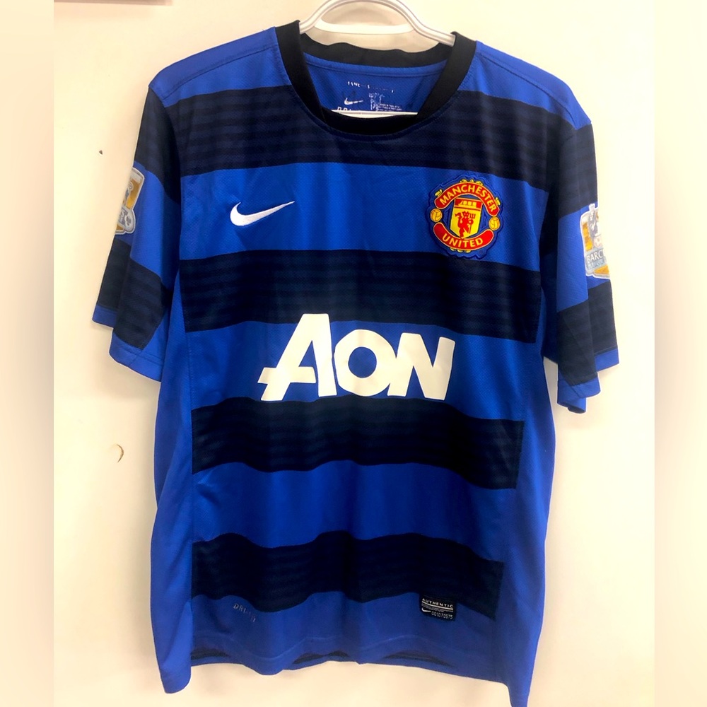 MANCHESTER UNITED NIKE SOCCER JERSEY 2010-2011 set with shorts size small